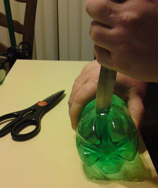 Hvordan bygge en drypp vanning fra en plastflaske selv?